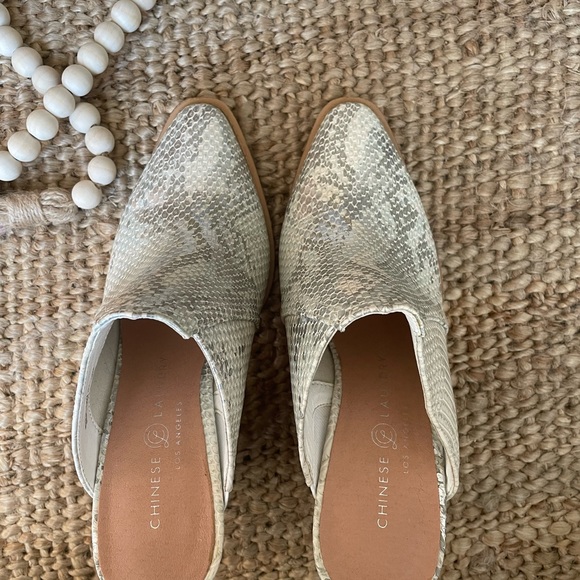 Chinese Laundry silver snake print mules~ size 7 - Picture 4 of 5